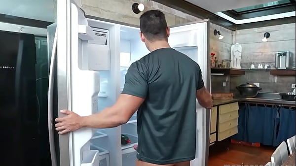 Image Cunhado folgado veio procurar minha irm&atilde_. Falei pra ele ficar a vontade, mas como &eacute_ folgado ficou pelado. N&atilde_o resisti e cai de boca. - Free
