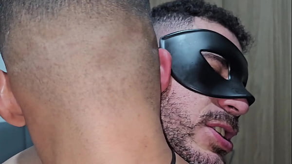 Image Dois ativos dotados, um passivo que aguentou chorando o revezamento de duas enormes rolas - FULL SHEER.COM