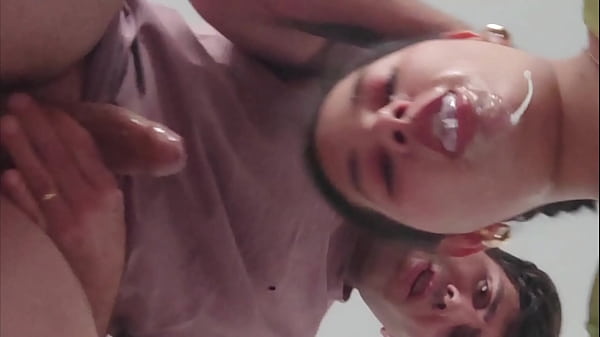 Image Boca llena de babas y flujos de la polla sabrosa de su hermanastro