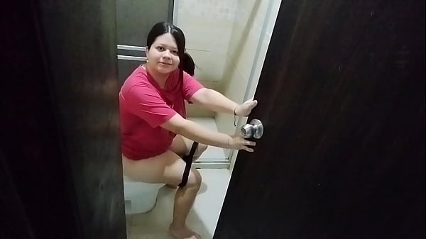 Image Espi&oacute_ a mi hermanastra en el ba&ntilde_o y me obliga a follarle el culo grande
