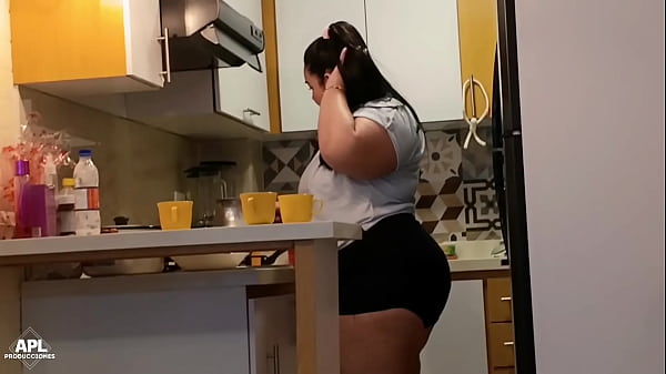 Image La puta de mi vecina siempre sale a la puerta mostrando su enorme culo, pero esta vez me lo pude follar hasta llenarselo de creampie - Historia completa