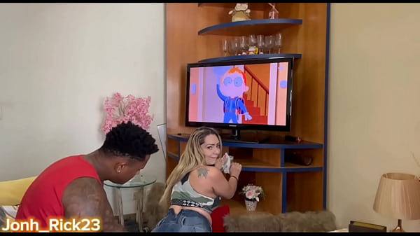Image minha madrasta entrou na frente da tv e eu comi o cu dela por me atrapalhar