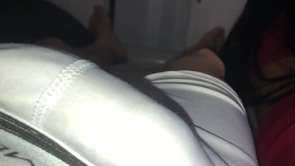 Image deitado na cama da inteada novinha bateno uma olhano pra bunda dela ( sex toy )