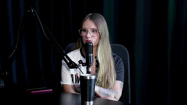 Image Come&ccedil_ou como modelo depois de se fazer ser demitida, fez v&iacute_deos de sexo hot, a fam&iacute_lia aceita bem, e quando gravou com mulheres... - Naty Varga (SHEER/RED)