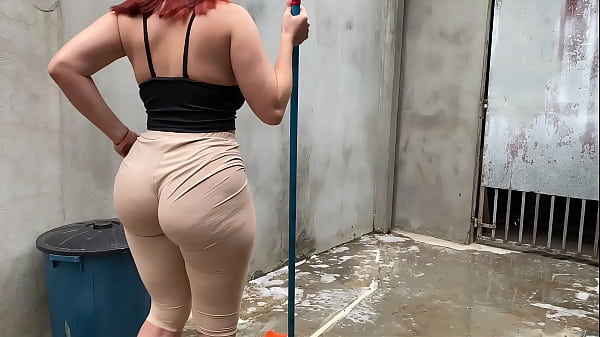 Image Essa empregada &eacute_ muito safada, e fica me provocando