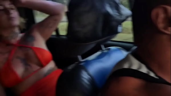 Image Fudendo a morena e a loira no pelo dentro do carro em movimento.