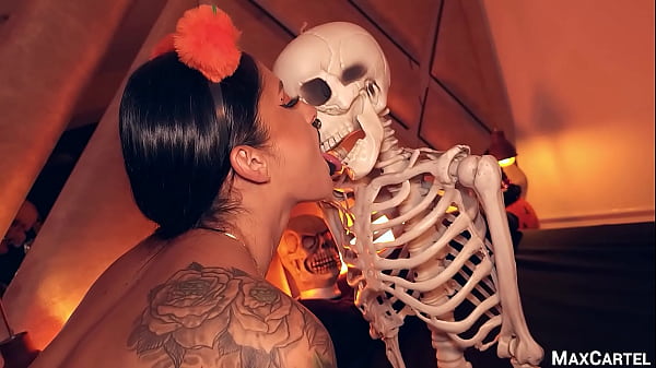 Image Voodoo Whore gets creampie in her asshole