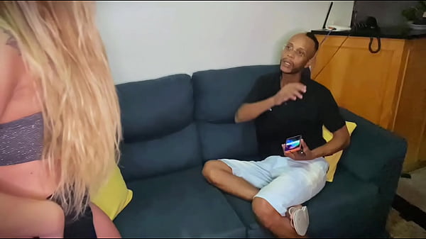 Image Loira cavala paga a conta do marido da forma que ela mais gosta.....