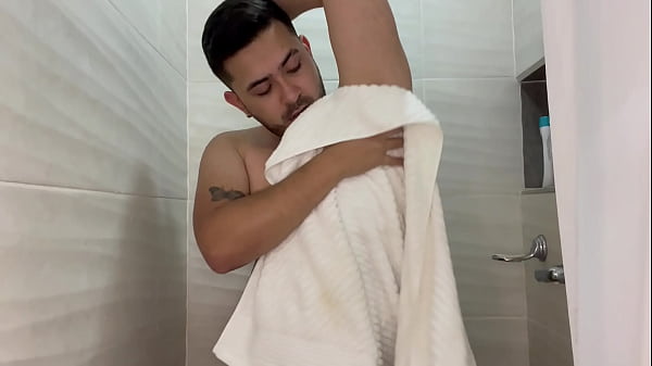 Image Se deja follar el culo por su compa&ntilde_ero de apartamento cuando lo descubre espi&aacute_ndolo en la ducha