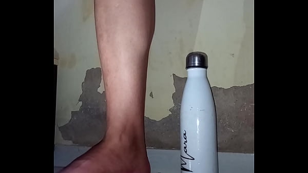 Image Gozando na garrafa grande e grossa