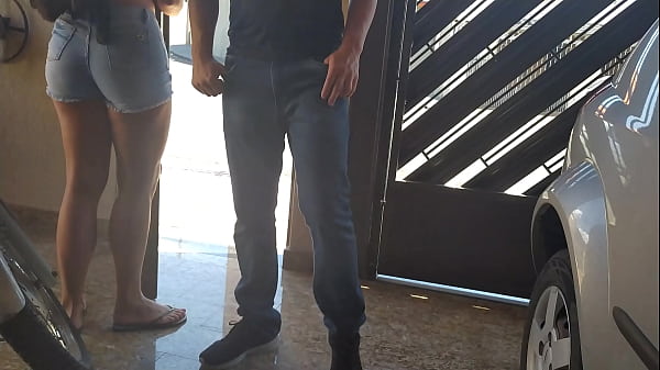 Image Vizinha gostosa de shortinho jeans provocando os vizinhos
