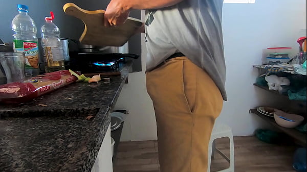 Image Fui atra&iacute_da pelo cheiro da comida e acabei indo at&eacute_ ele na cozinha.