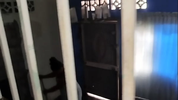 Image Padrastro pervertido ama el gran culo de su hijastra y termina cogi&eacute_ndola hasta correrse en su culo