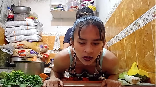 Image &iexcl_&iexcl_Un, dos, tres mi primer tutorial de cocina!! Se come la zanahoria por arriba y por abajo antes de ser follada en plena grabaci&oacute_n de sorpresa. Delicioso cum!!