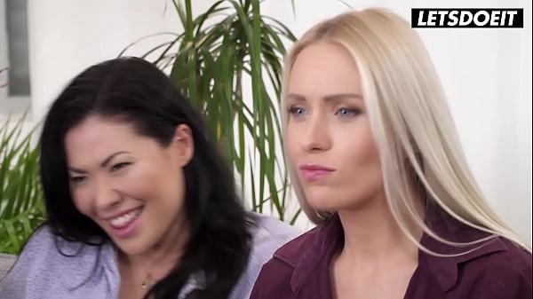 Image London Keyes Seduces StepSister Angelika Grays Into Steamy Lesbian Action - A GIRL KNOWS
