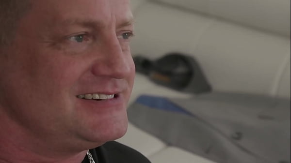 Image APENAS OLHANDO A ESPOSA BRINCAR