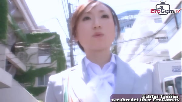 Image kleine asiatische teen beim anal dreier mit creampie