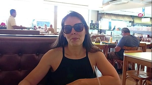 Image Minha namorada perdeu aposta e se masturbou dentro do restaurante e depois ficou pelada na rua