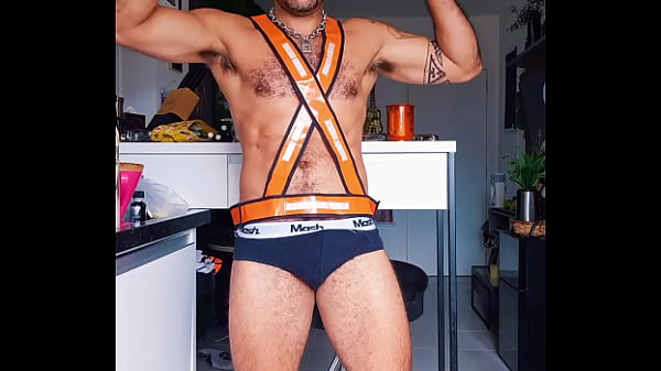 Image TRABALHADOR SE EXIBINDO NUMA GLORIOSA PUNHETA NO INTERVALO DO TRABALHO