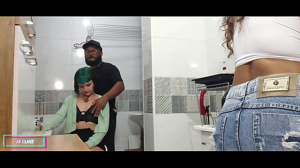 Image DEI GOSTOSO PARA O MEU VIZINHO ENQUANTO A MULHER DELE LAVA A ROUPA