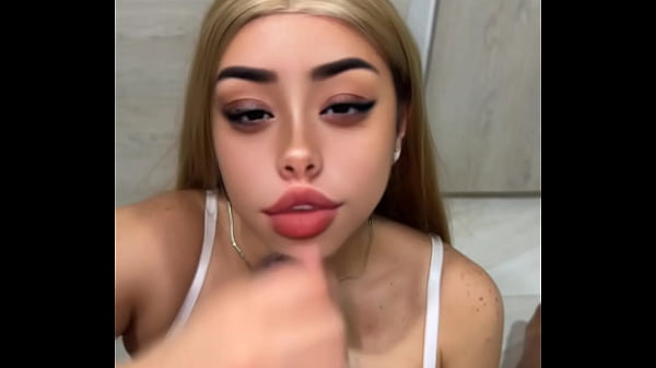 Image Linda rubia recibe semen en sus enormes tetas - MILF tetona amateur hace una deliciosa paja y recibe la leche en sus grandes tetas - boobs - POV - OMG - sacudiendo una gran polla y corrida en mis tetas - paja con corrida en las tetas