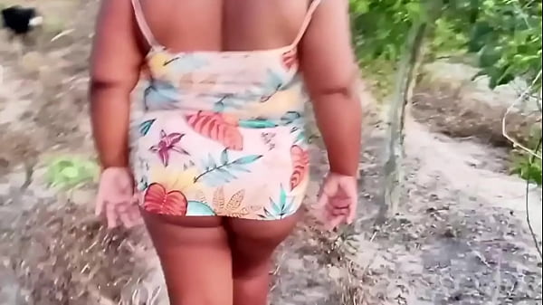 Image Crente safada se diverte ao ar livre com um pau enorme