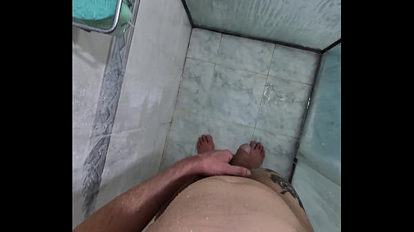 Image GORDINHO TOMANDO BANHO E EXIBINDO SEU PENIS PEQUENO