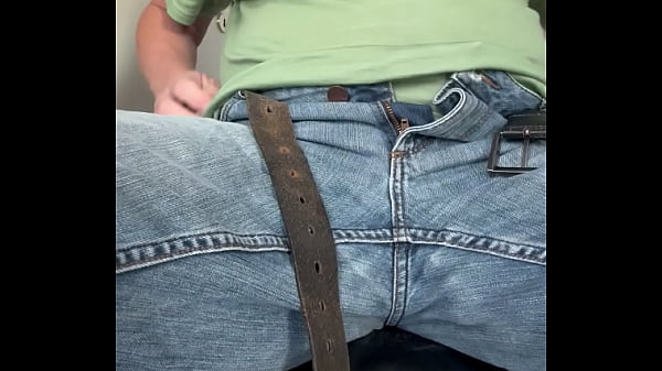 Image Schwanz verw&ouml_hnen und Abspritzen auf dem Stuhl
