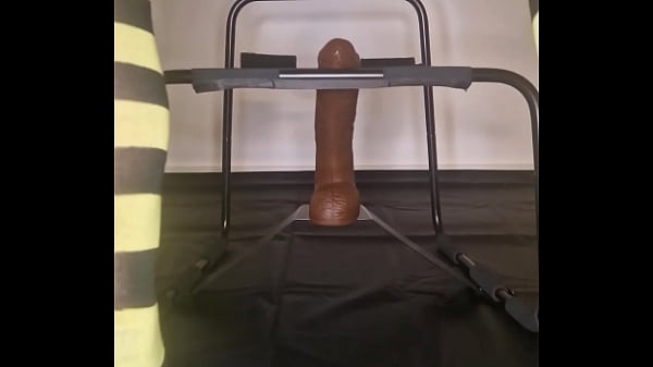 Image O meu esp&oacute_lio monta um vibrador na cadeira de sexo com um grande vibrador preto no cu