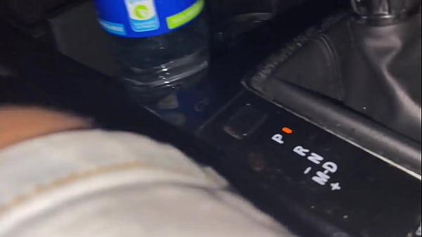 Image Un extra&ntilde_o se acerc&oacute_ en el carro y se ofreci&oacute_ a hacerme una mamada a cambio de dinero y Estuve de acuerdo y me lo tragu&eacute_ todo - mamada en el coche