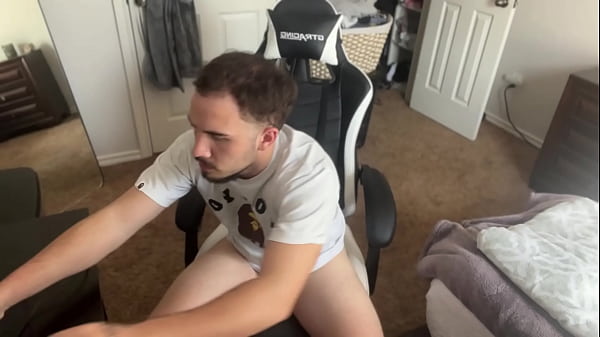 Image Gamer Berry Mckockiner jerks off in chair busting huge nut