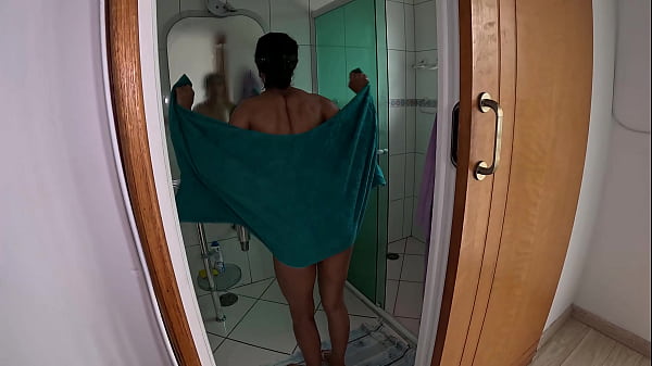 Image Milf aos 40 anos depila a buceta durante o banho