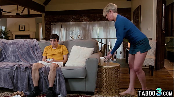 Image Stepson mesmerized by his hot blonde mature stepmothers Dee Williams pussy