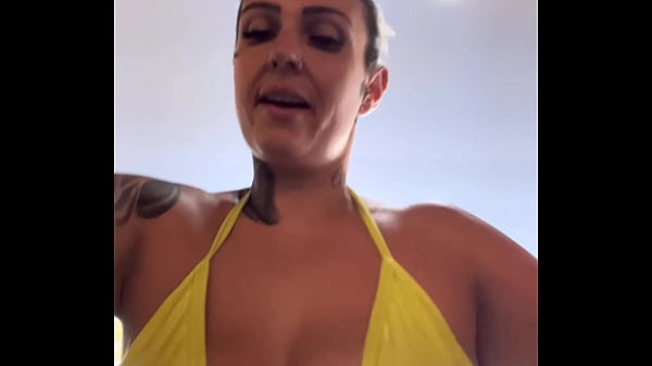 Image Na academia de frente da praia do Guaruj&aacute_ quase fui expulsa !Porque entrei de biqu&iacute_ni fill dental transparente! Eu fiquei muito excitada vendo os macho olhando pra minha buceta com piercing