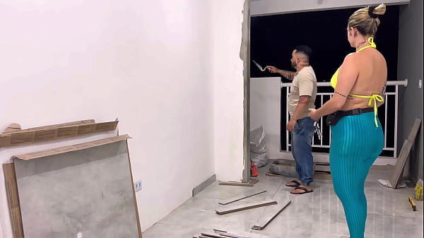 Image Pedreiro Tonho ficou com muito tes&atilde_o vendo sua patroa de roupa de academia! Quase o corno do seu marido pega ela sentando na pica do pedreiro e gozando muito na obra !