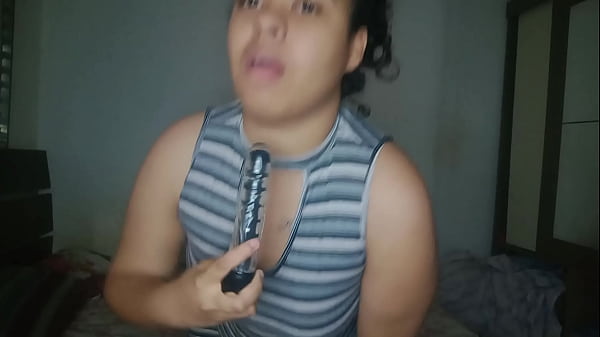 Image SAFADA NOVINHA EXCITADA COM UM VIBRADOR ENFIADO NA BUCETA DAN&Ccedil_ANDO AFIM DE GANHAR UM CH&Aacute_ DE ROLA