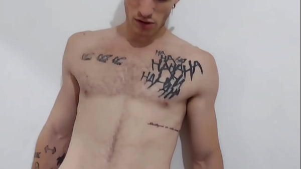 Image marido pega no flagra a namorada magrinha dando pra trans dotada, se junta a ela e os dois fodem a magrinha