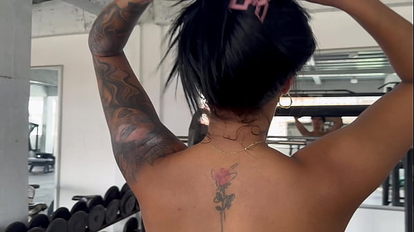 Image Mi entrenadora transg&eacute_nero me pone a hacer sentadillas sin nada de ropa-PARTE 2