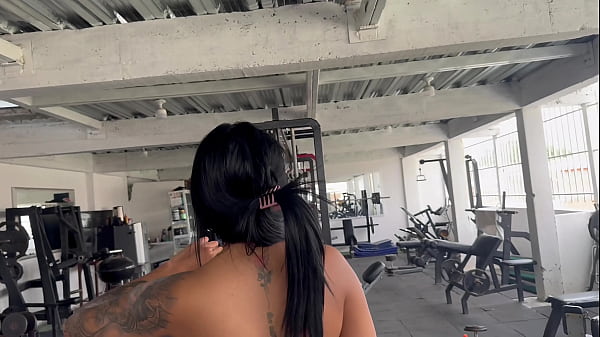 Image Mi entrenadora transg&eacute_nero me pone a hacer sentadillas sin nada de ropa
