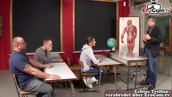 Image Deutsche Studentin macht amateur MMF Dreier in der Uni
