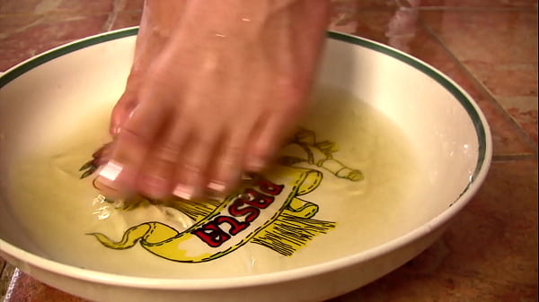 Image Dipping My Feet in Oil to Make Your Cock Hard