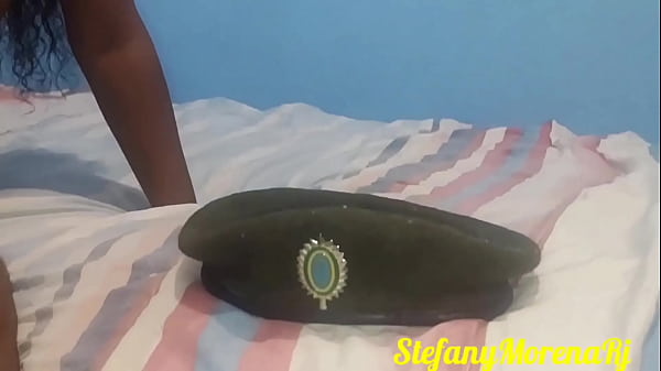 Image Neg&atilde_o meteu seu pauz&atilde_o logo cedo na colega de quarto , e leitou ela v&aacute_rias vezes .