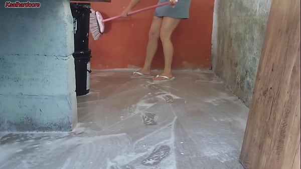 Image minha esposa saiu e a empregada baixinha gostosa pegou meu pau e colocou dentro dela na &aacute_rea de casa
