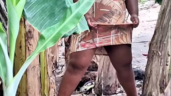 Image Milf evang&eacute_lica da buceta grande mijando em p&uacute_blico