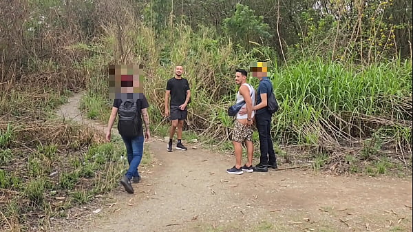 Image LEVEI 2 AMIGOS H&Eacute_TEROS PARA FODER MEU CU EM P&Uacute_BLICO, ONDE HOMENS COSTUMAM FAZER CAMINHADA. ENQUANTO CADA UM SE RESERVA PARA COMER MEU CU, UMA PLATEIA DE HOMENS OBSERVA E SE MASTURBAL.