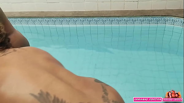 Image TRIZAL DE VERDADE COM UMA TRANS SAFADA E DOTADA NO MOTEL FAZENDO MUITA PUTARIA NA PISCINA