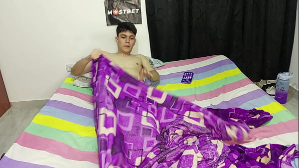Image JOVEN COLOMBIANO SE MASTURBA VIENDO PORNO EN ESPANOL EN EL CELULAR Y SU MADRASTRA LO AYUDA
