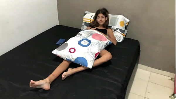 Image Descubro a mi hermanastra peque&ntilde_a masturb&aacute_ndose en su cuarto y le ayudo y me la follo duro - HISTORIA OMPLETA