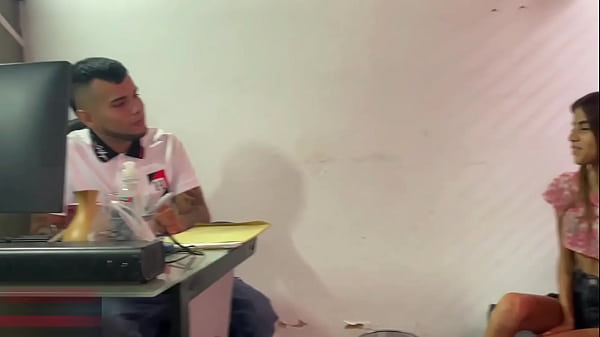 Image Jefe se folla a joven universitaria que pide una oportunidad de trabajo HISTORIA COMPLETA