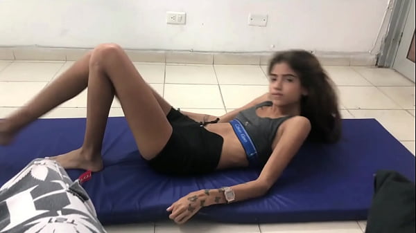 Image Mi hermanastra peque&ntilde_a esta haciendo ejercicios y le ayudo con su cardio me la follo duro - porno en espa&ntilde_ol HISTORIA COMPLETA